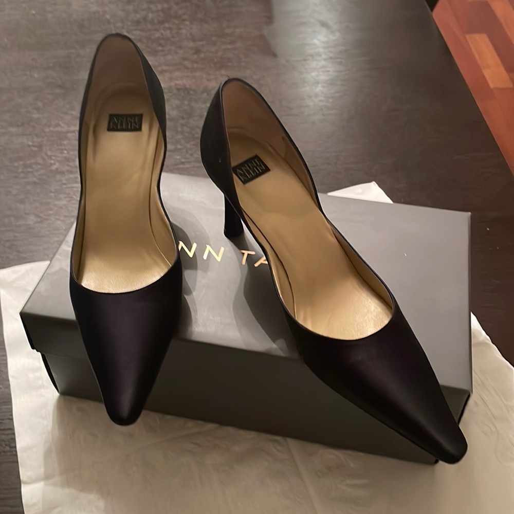 Anne Klein black satin pumps